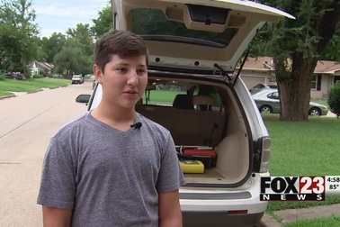 Cậu bé 12 tuổi đập vỡ kính ô tô để cứu bé 2 tuổi