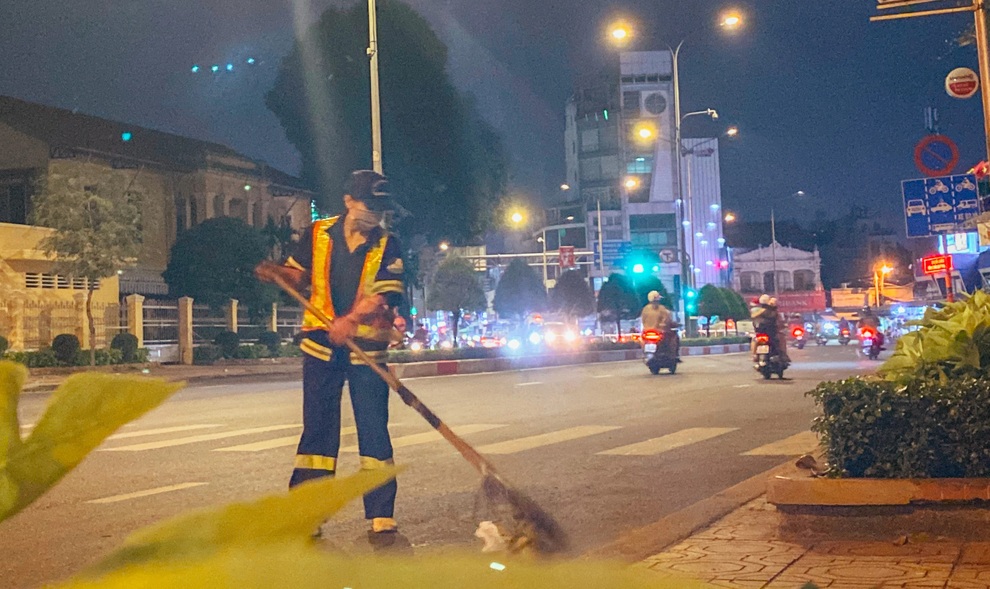 TPHCM: Nữ lao công vừa làm vừa lo giữa mùa dịch Covid-19 - 6 TPHCM: Nữ lao công vừa làm vừa lo giữa mùa dịch Covid-19 - 6