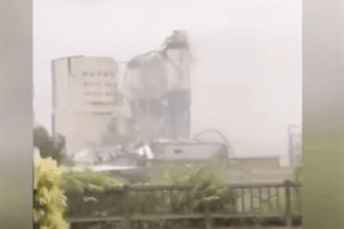 Khoảnh khắc bão Mekkhala “xé toạc” nhà máy ở Trung Quốc