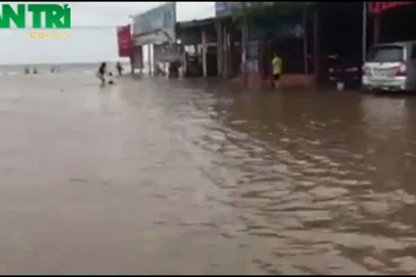 Sóng lớn ở Quất Lâm, người dân, du khách tắm biển ngay trên bờ đê