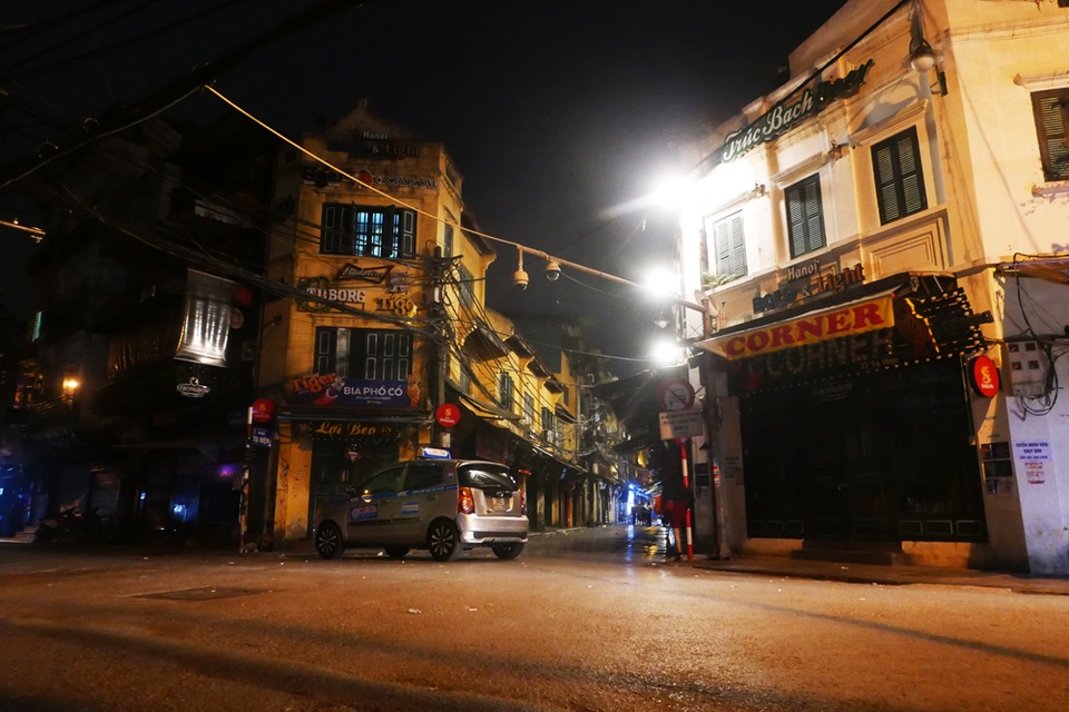 Hình ảnh lạ thường tại Hà Nội giữa mùa dịch Covid - 19 - 1 Hình ảnh lạ thường tại Hà Nội giữa mùa dịch Covid - 19 - 1