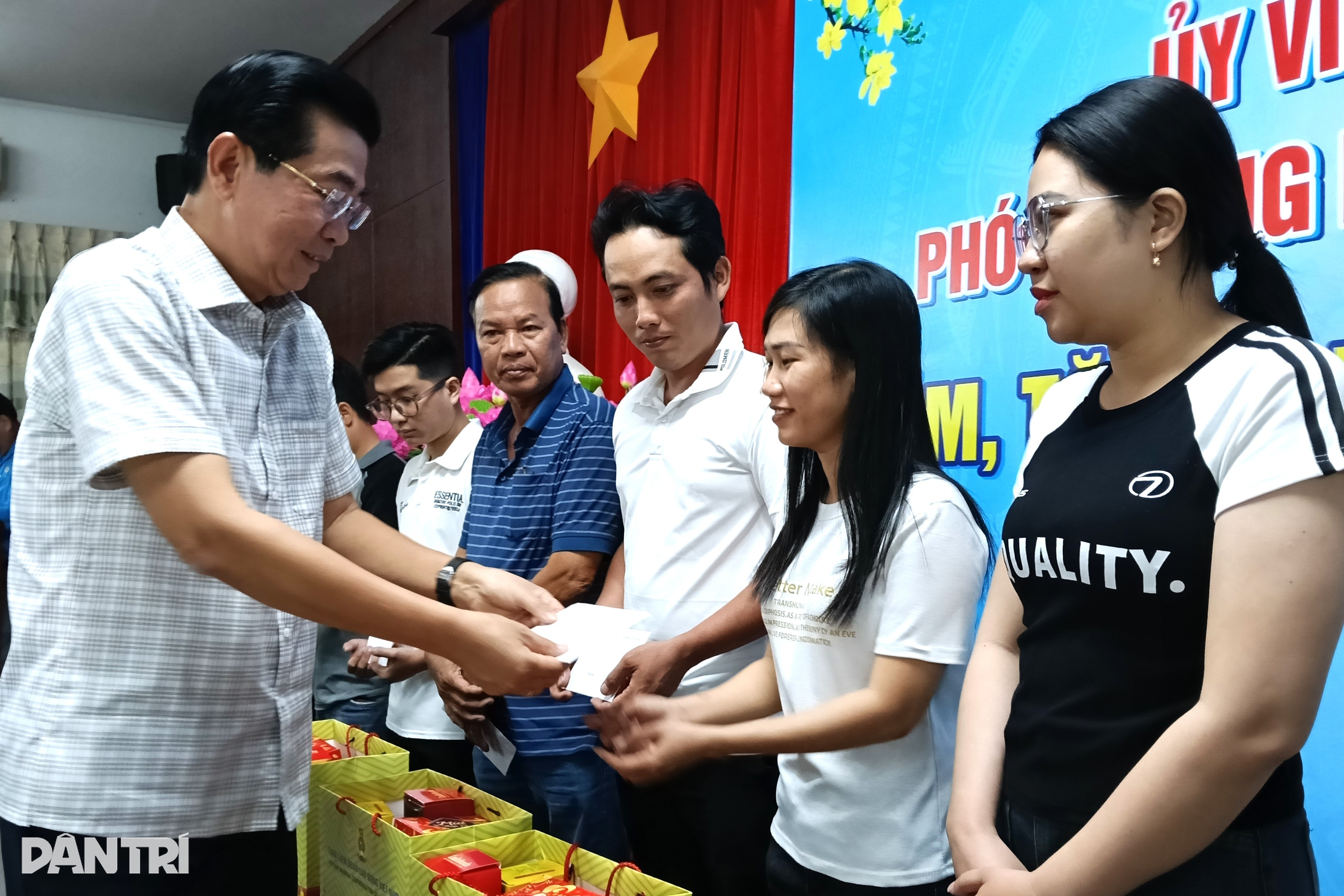 زن کارگر از اینکه هدیه عید پاک را برای مادرش به خانه آورده خوشحال است - 1 Nữ công nhân mừng vui vì có quà Tết để mang về cho mẹ - 1