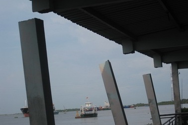 Phà đâm vào nhà dân, hàng trăm người hoảng loạn