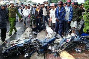 Xe cẩu “lùa” 6 xe máy đang chờ đèn giao thông