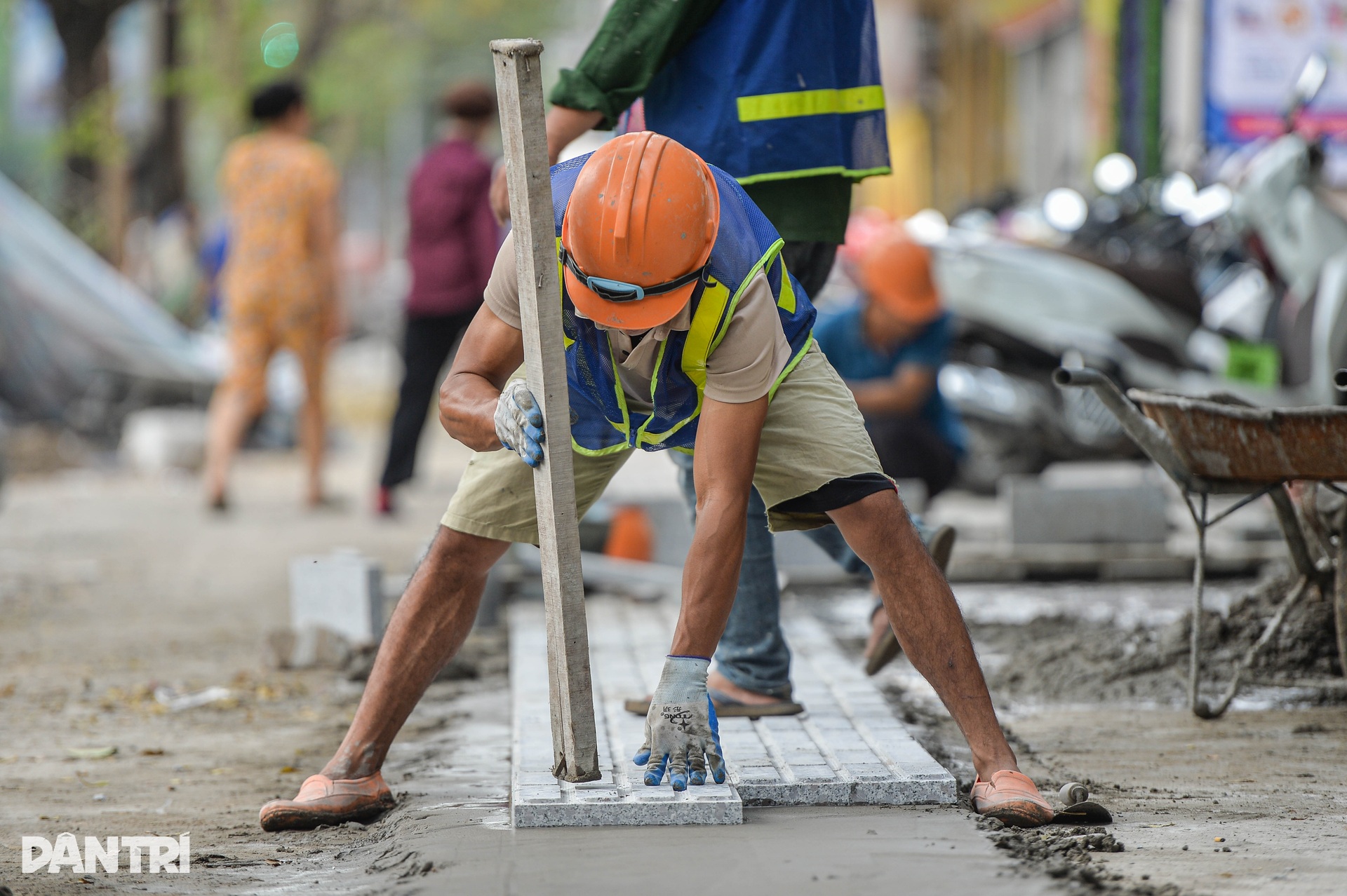 Dân Hà Nội khốn khổ vì bụi mù mịt, tiếng ồn inh tai từ lát đá vỉa hè - 4 Dân Hà Nội khốn khổ vì bụi mù mịt, tiếng ồn inh tai từ lát đá vỉa hè - 4