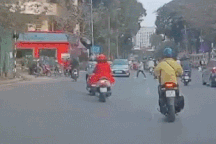 Dán mắt vào điện thoại khi sang đường, cô gái... lao thẳng vào ô tô