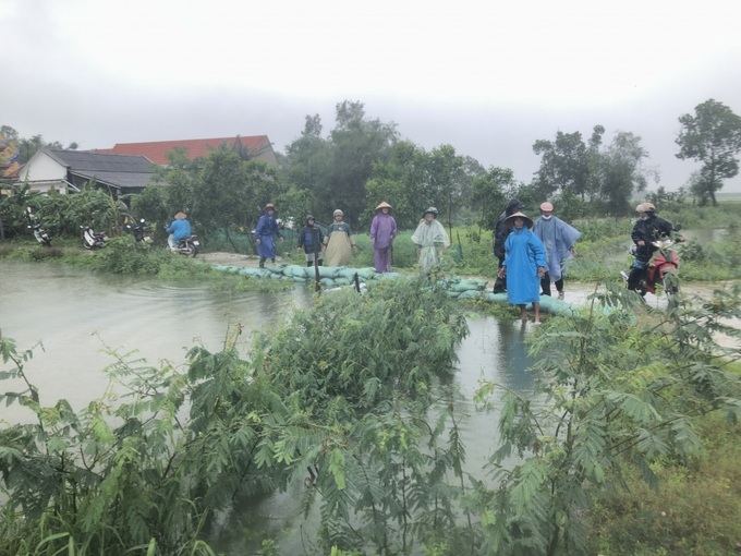 Người dân tại Thừa Thiên Huế phải liên tục tạo các tuyến đê bao tạm thời để ngăn nước