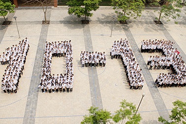 Hàng trăm teen chuyên Ams hào hứng xếp chữ chia tay khối 12