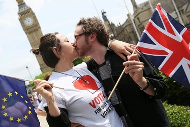 Dân châu Âu hôn nhau kêu gọi Anh ở lại EU