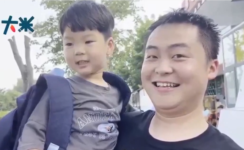 Sensen và người chú hết mực yêu thương mình (Ảnh cắt từ clip). Sensen và người chú hết mực yêu thương mình (Ảnh cắt từ clip).