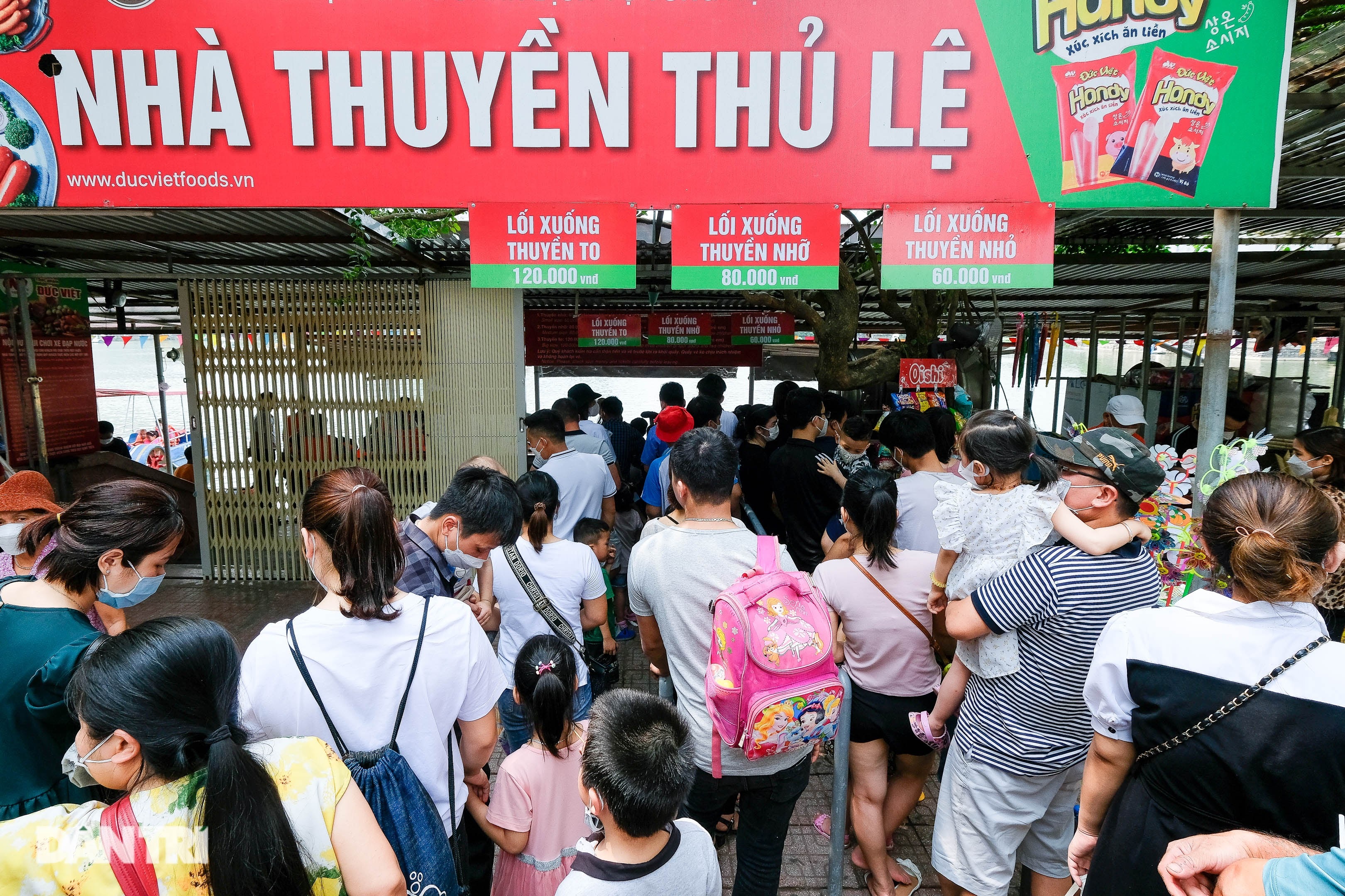 Công viên, hàng quán ở Hà Nội chật kín khách ngày đầu kỳ nghỉ lễ - 14 Công viên, hàng quán ở Hà Nội chật kín khách ngày đầu kỳ nghỉ lễ - 14