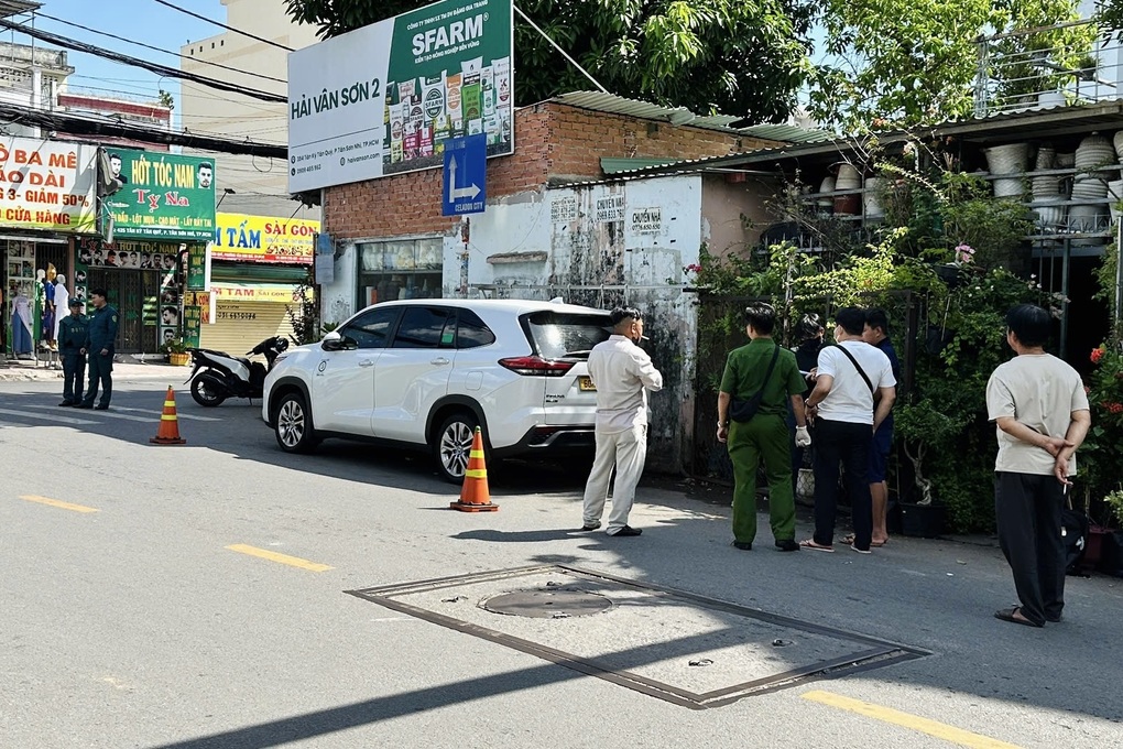 Người đàn ông tử vong trong ô tô khóa kín ở TPHCM - 1 Người đàn ông tử vong trong ô tô khóa kín ở TPHCM - 1