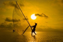 Ngư dân đi cà kheo, "múa bale" trên biển vô cực