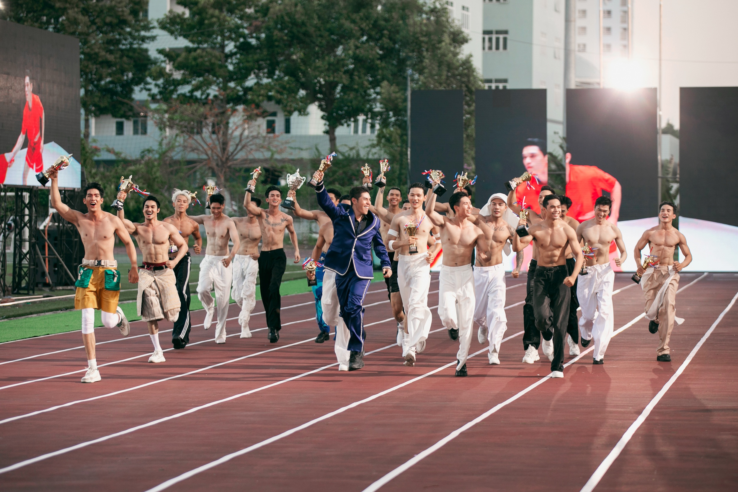 Kết thúc chương trình, đạo diễn Nguyễn Hưng Phúc cùng dàn người mẫu nam chạy vòng quanh sân vận động chào khán giả (Ảnh: Kiếng Cận Team).