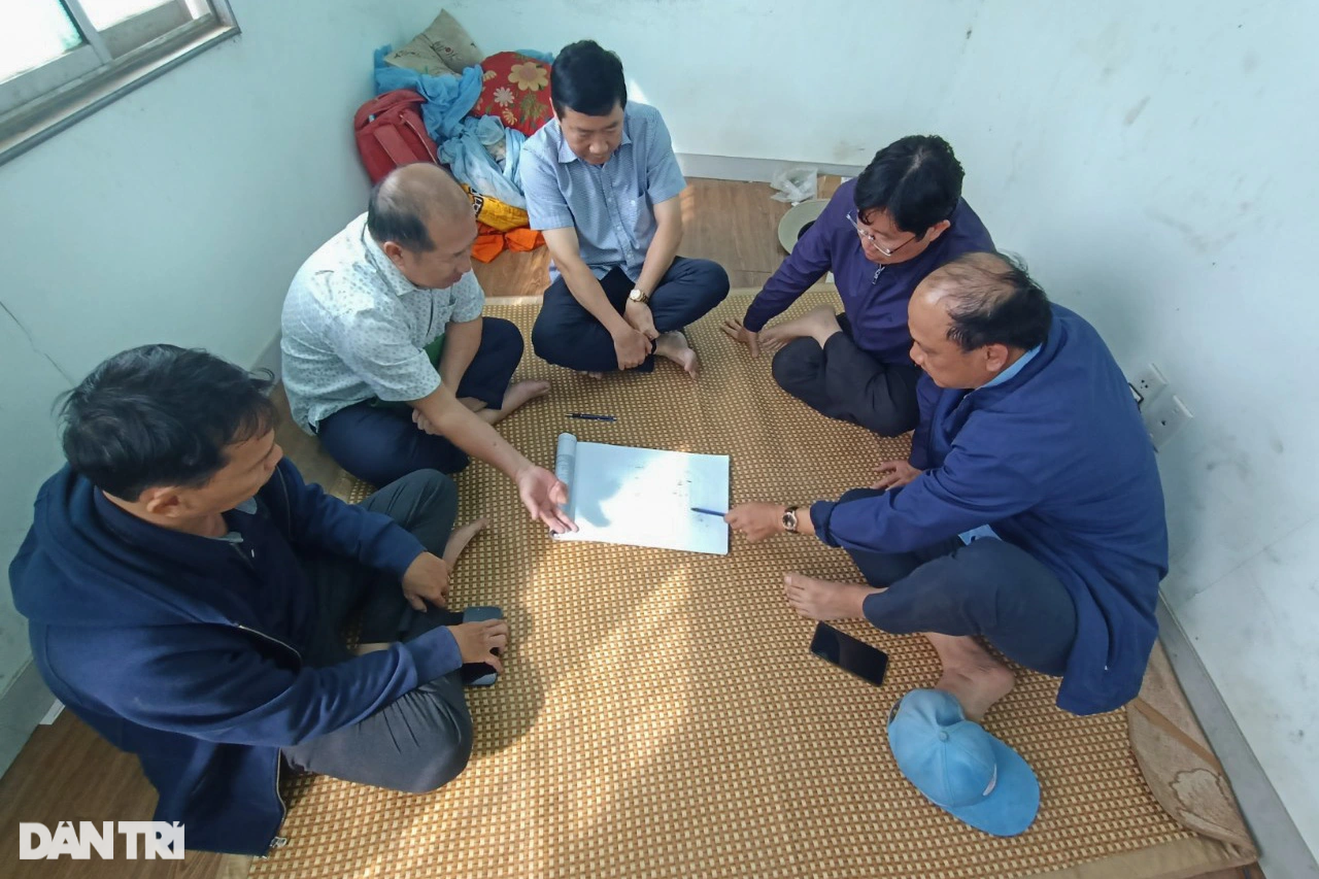 Gần 50 giờ giải cứu bé trai rơi xuống trụ bê tông sâu 35m ở Đồng Tháp - 3 Gần 50 giờ giải cứu bé trai rơi xuống trụ bê tông sâu 35m ở Đồng Tháp - 3