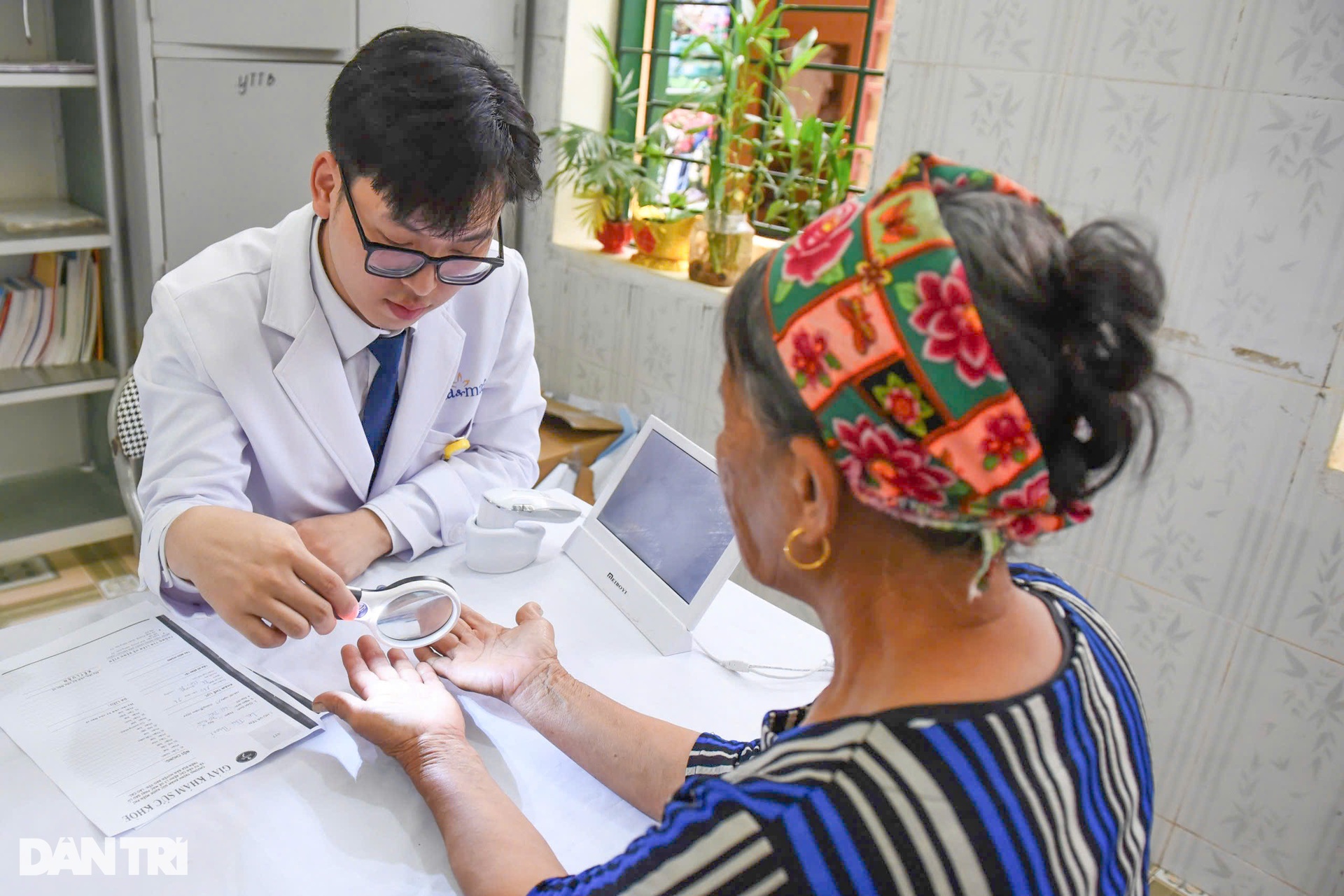 Gần 500 người dân vùng sạt lở Lào Cai được khám bệnh, tặng quà - 4