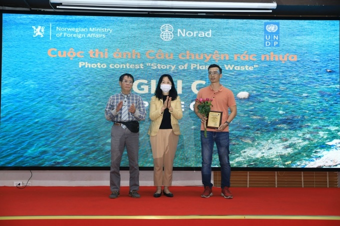 Ban tổ chức trao giải Nhì cuộc thi ảnh “Câu chuyện rác nhựa.”