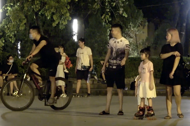 Hà Nội: Công viên đông như "trẩy hội" sau khi nới lỏng hoạt động ngoài trời