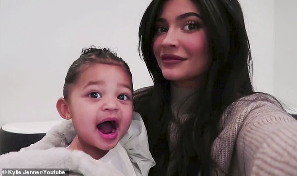 Kylie Jenner khoe ảnh cây thông Noel tại nhà riêng - 1 Kylie Jenner khoe ảnh cây thông Noel tại nhà riêng - 1