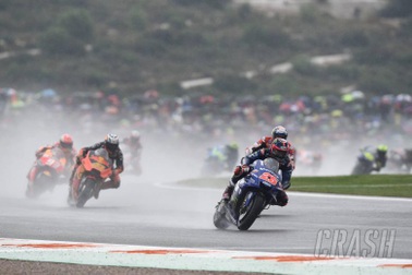 Andrea Dovizioso chiến thắng trong cơn mưa lớn tại Valencia