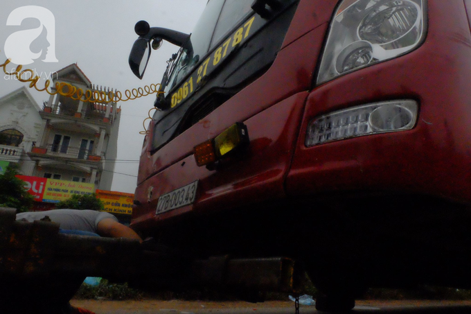 Hiện trường ngổn ngang vụ xe khách đâm đoàn người đưa tang khiến 7 người chết, 3 người bị thương nặng - Ảnh 4. Hiện trường ngổn ngang vụ xe khách đâm đoàn người đưa tang khiến 7 người chết, 3 người bị thương nặng - Ảnh 4.