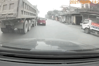 Tranh luận sôi nổi xung quanh một tình huống va chạm giao thông khó hiểu