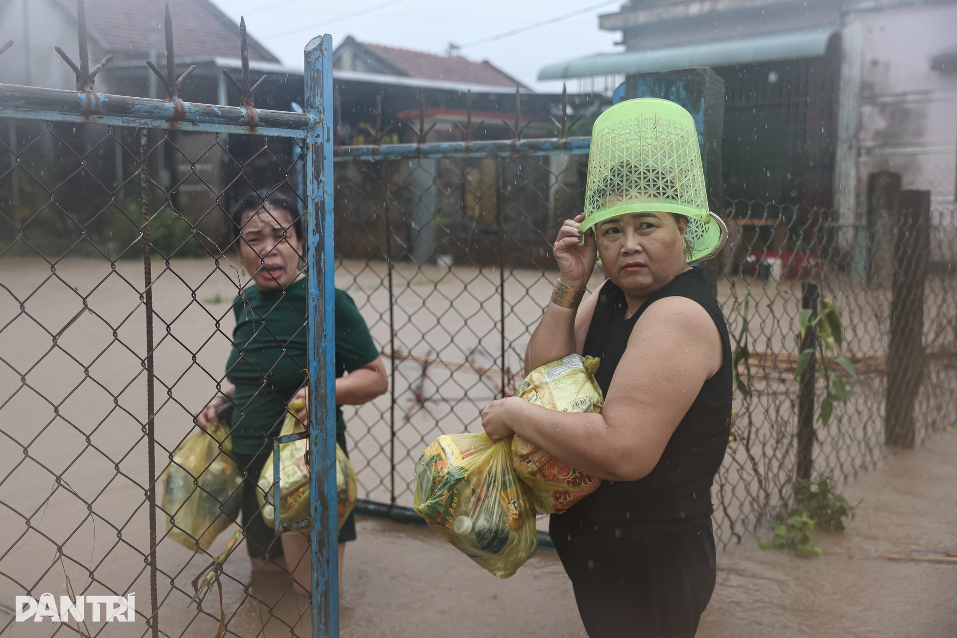 Mẹ già òa khóc khi nhận lương thực giữa biển nước cô lập suốt hai ngày - 9
