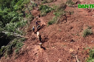 Sạt lở kinh hoàng trên đường lên Cửa khẩu quốc tế Nậm Cắn