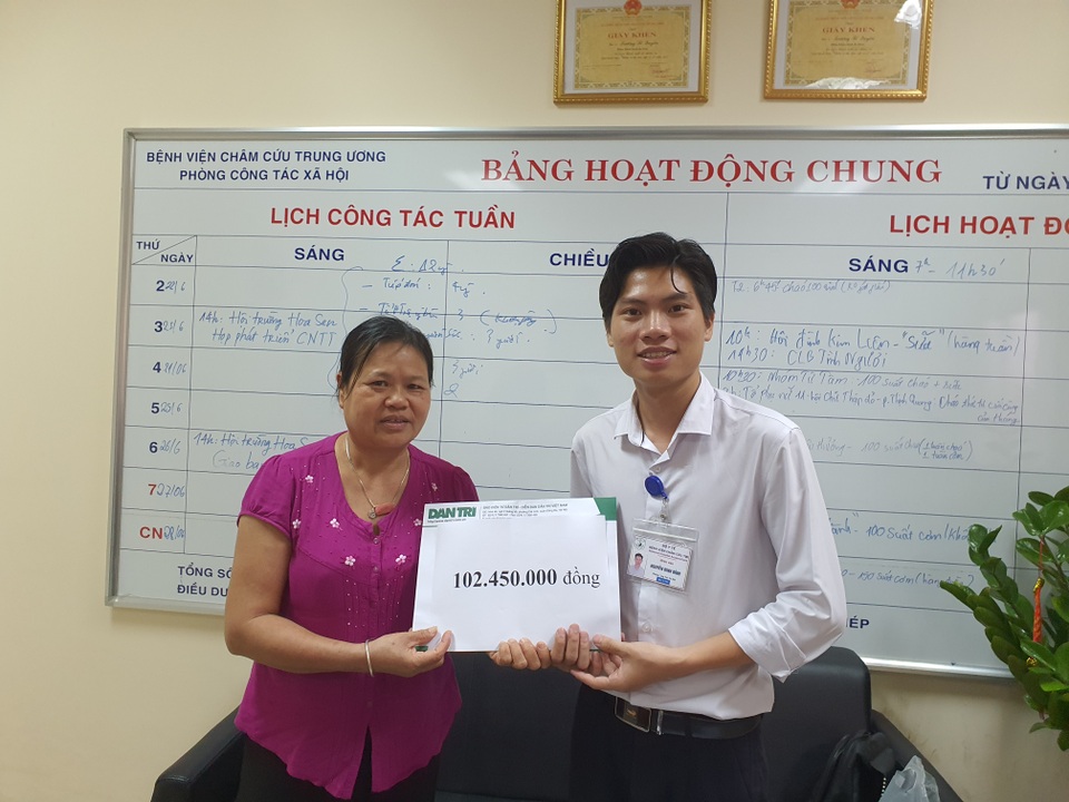 Hơn 102 triệu của bạn đọc đến với chàng trai một tay dành cơ hội cứu mẹ - 1 Hơn 102 triệu của bạn đọc đến với chàng trai một tay dành cơ hội cứu mẹ - 1