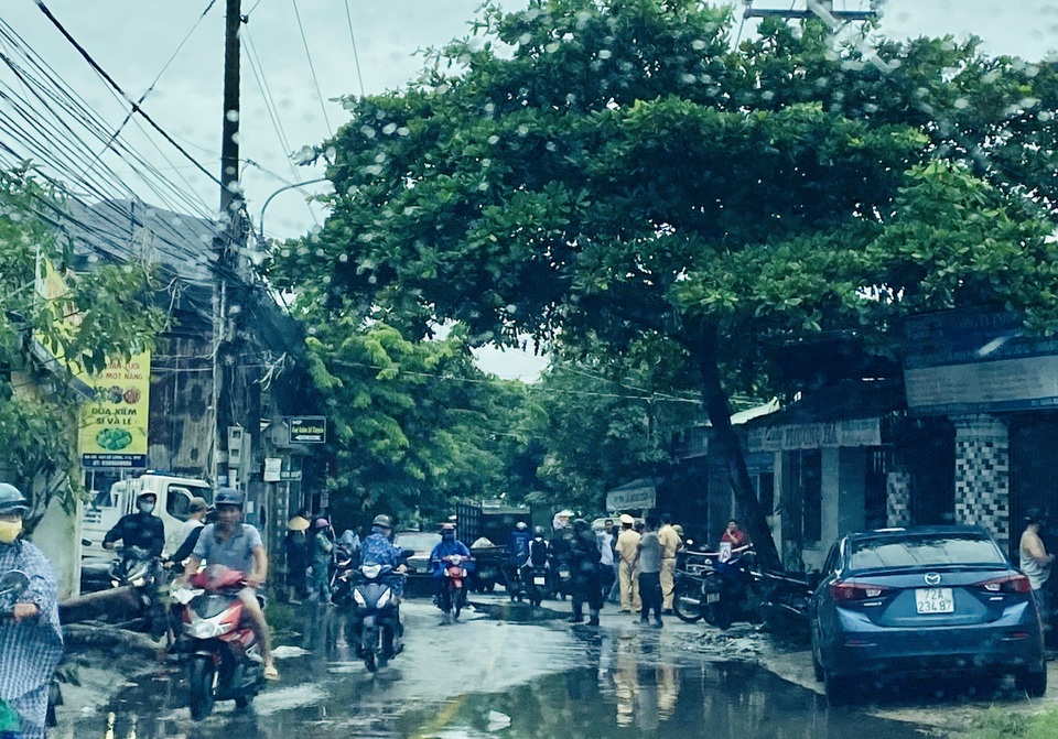 Vụ côn đồ đập phá nhà dân: Cưỡng chế công trình xây dựng sai phạm! - 4 Vụ côn đồ đập phá nhà dân: Cưỡng chế công trình xây dựng sai phạm! - 4