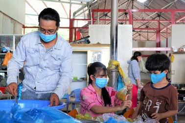 Chàng trai Cần Thơ bán vàng và 6 chiếc xe máy, nấu cơm tặng người nghèo