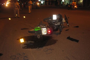 2 học sinh tông 2 mẹ con, 4 người nhập viện