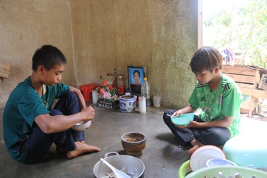 Cuộc sống mới của 2 anh em mồ côi từng chỉ ăn cá khô và cà đắng qua ngày