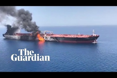 Tàu chở dầu bốc cháy sau khi bị tấn công trên vịnh Oman