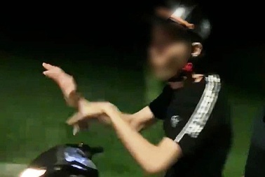 Thanh niên vừa lái xe máy vừa múa bị phạt hơn 9 triệu đồng