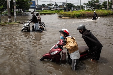 Nhiều tuyến đường ở TPHCM ngập như sông dù trời không mưa