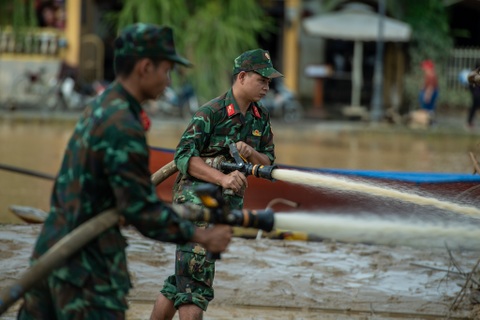 Hội An vẫn phủ kín bùn đất sau lũ, bộ đội căng mình dọn sạch