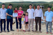 Gia đình bị lũ cuốn trôi nhà được bạn đọc giúp đỡ gần 200 triệu đồng