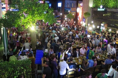 "Đột kích" nhà hàng biến tướng như vũ trường ngoài trời, có siêu mẫu nổi tiếng làm DJ