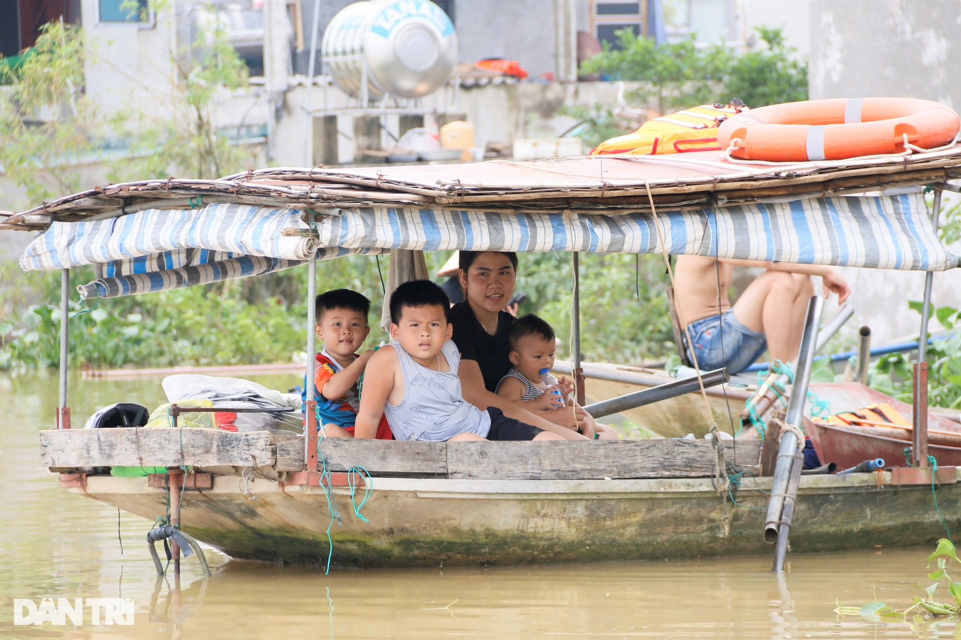 Cảnh sống trên thuyền, ngủ mái nhà ở rốn lũ sông Hoàng Long - 3 Cảnh sống trên thuyền, ngủ mái nhà ở rốn lũ sông Hoàng Long - 3