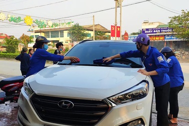 Đoàn viên miền núi rửa xe gây quỹ mua khẩu trang phát cho người dân
