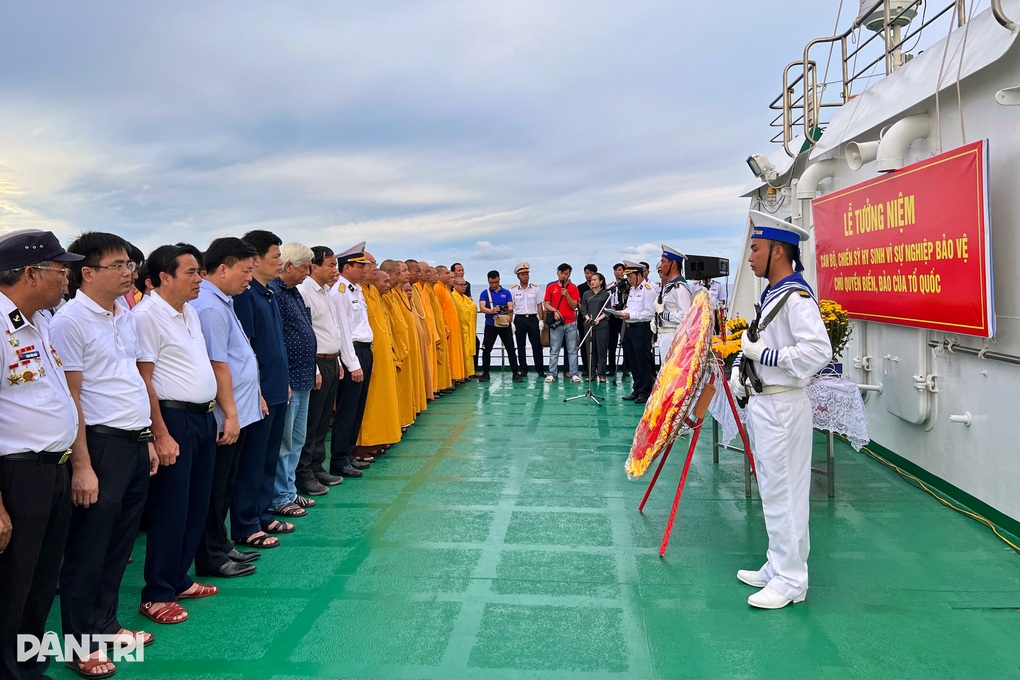 Thiêng liêng phút tưởng niệm các anh hùng liệt sĩ hi sinh ở Trường Sa - 2 Thiêng liêng phút tưởng niệm các anh hùng liệt sĩ hi sinh ở Trường Sa - 2