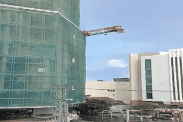 Phú Yên: "Cứng người" đứng nhìn cẩu tháp rơi từ tầng 20 xuống đường