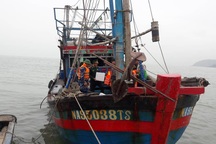 Lai dắt thành công tàu cá cùng 7 thuyền viên gặp nạn trên biển