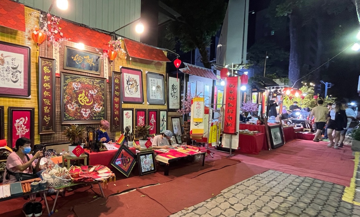 Ông đồ trẻ tiết lộ từng thu nhập hơn 100 triệu đồng dịp Tết - 1