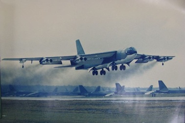 Điện Biên Phủ trên không: Phi công Mỹ lái B52 "thấy lạ" khi bị bắn rơi