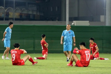 Văn Thanh bỏ dở buổi tập ở đội tuyển Việt Nam, HLV Park lo lắng