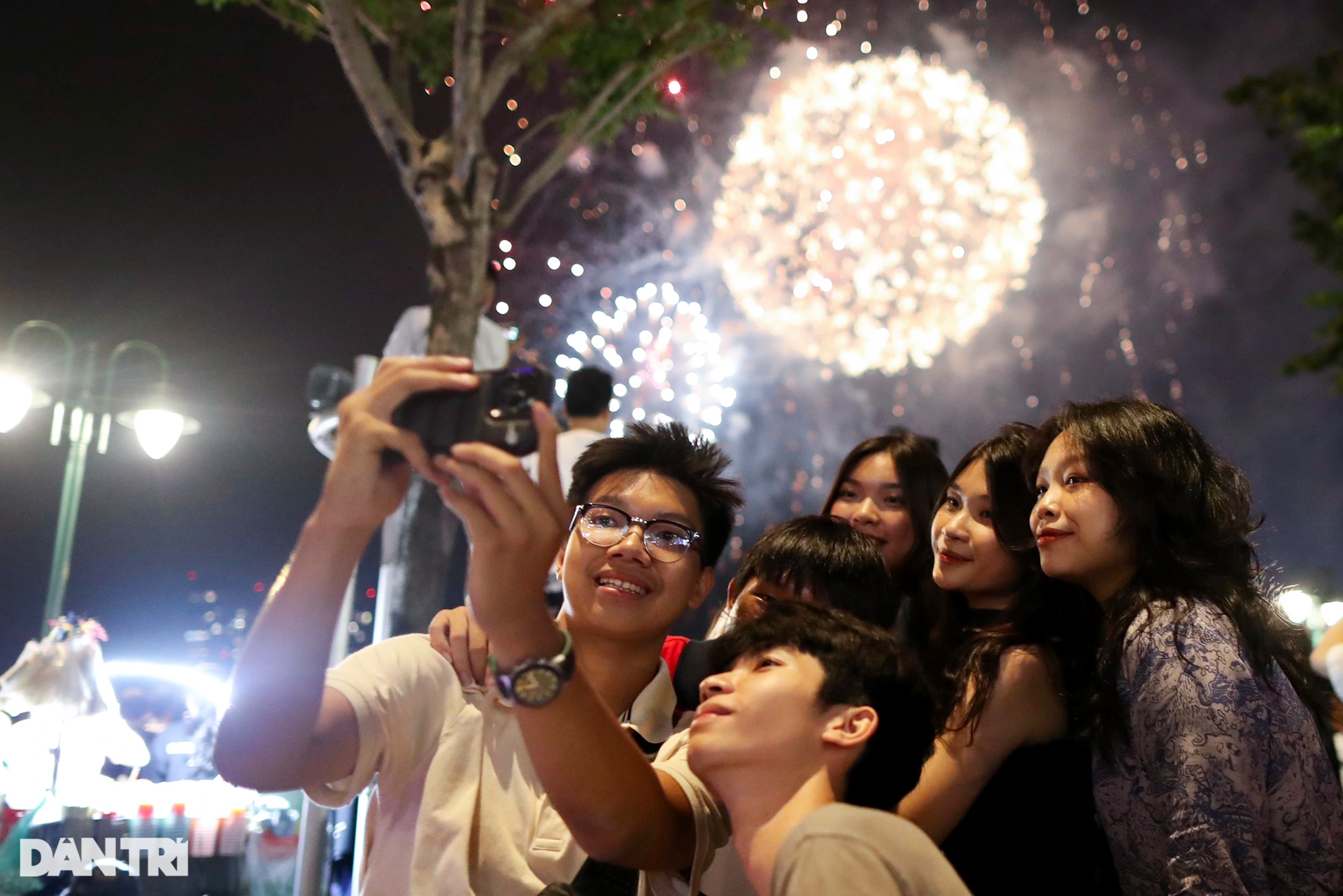 Không khí người dân vui tươi, hứng khởi đón năm mới 2023 trên khắp cả nước - 4 Không khí người dân vui tươi, hứng khởi đón năm mới 2023 trên khắp cả nước - 4