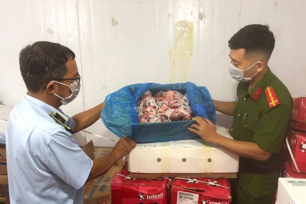 Phát hiện gần 4 tấn thực phẩm đông lạnh không rõ nguồn gốc - 1