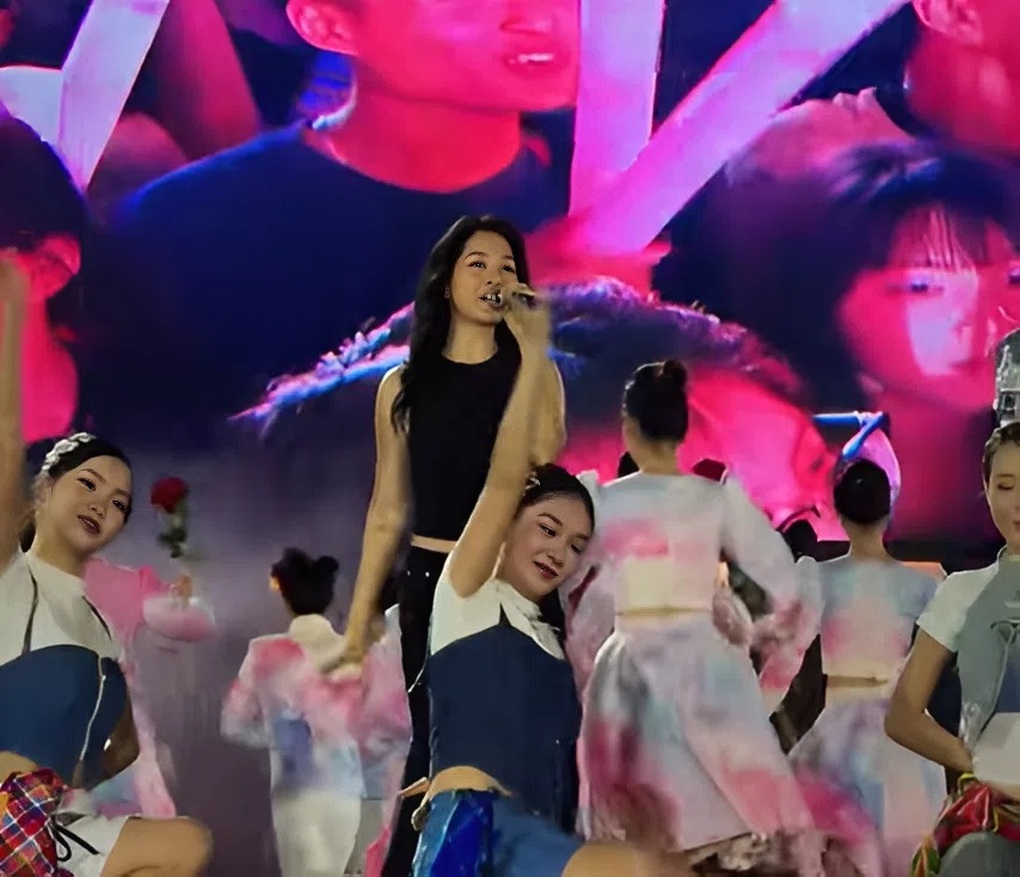 Bảo Anh lên tiếng về sự cố trang phục trong đêm nhạc ở Quảng Ninh - 2 Bảo Anh lên tiếng về sự cố trang phục trong đêm nhạc ở Quảng Ninh - 2